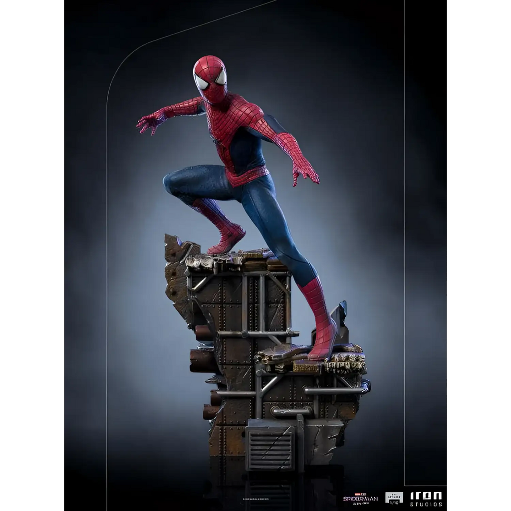 Röd och blå Spider-Man Peter-Three BDS 1/10-statyn i dynamisk pose med texturerad tyg och metalliska accenter