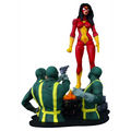 Röd och gul Spider-Woman actionfigur från Diamond-Marvel står ovanför tre gröna figurer