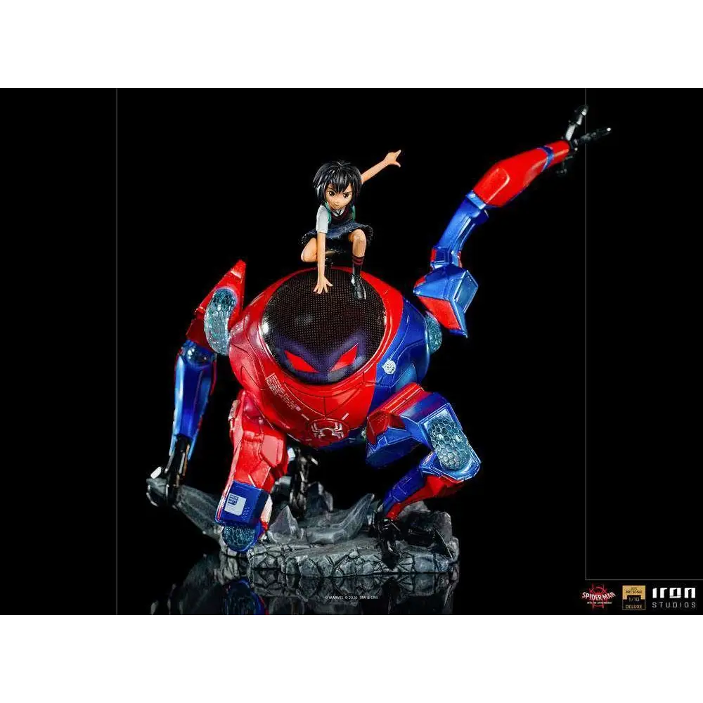 Röd och blå Spider-Man rustad robot med svart nätmask, lysande röda ögon och intrikata mekaniska detaljer i Spiderverse Peni Parker + SP//dr-staty