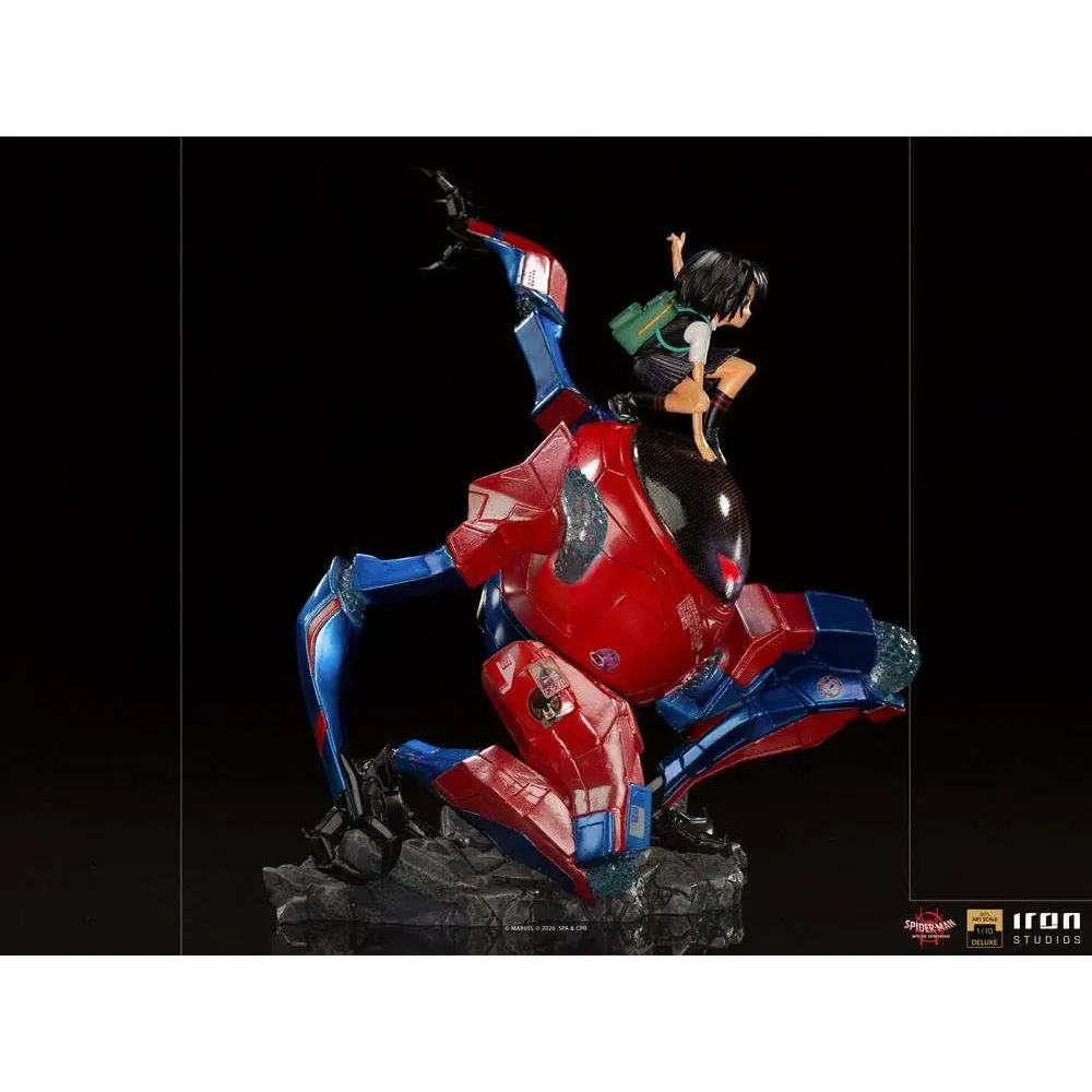Röd och blå Spider-Man-dräkt med svarta accenter och detaljerad mekanisk spindeldesign för Spiderverse Peni Parker + SP//dr-staty