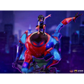 Röd och blå rustad Spider-Man-robot med glödande cyan leder, svart mesh-ansiktsplatta med röda ögon, Spiderverse Peni Parker + SP//dr-staty