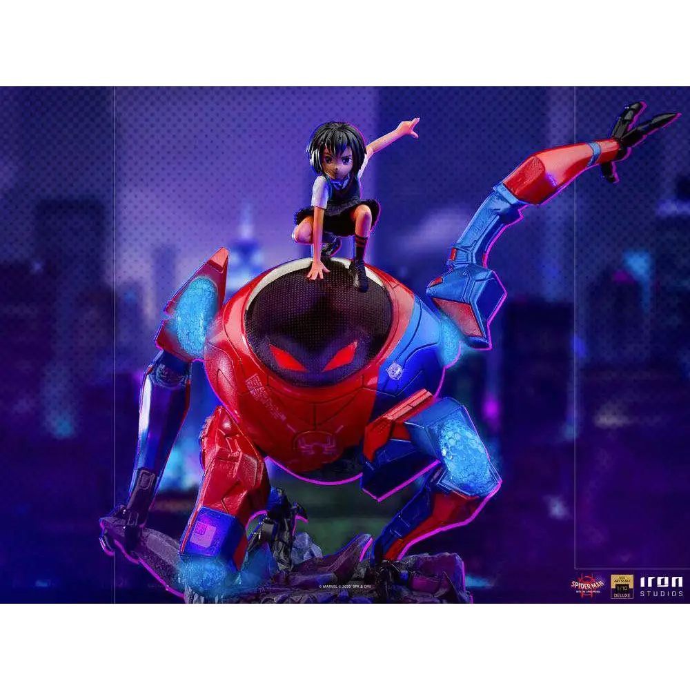 Röd och blå rustad Spider-Man-robot med glödande cyan leder, svart mesh-ansiktsplatta med röda ögon, Spiderverse Peni Parker + SP//dr-staty