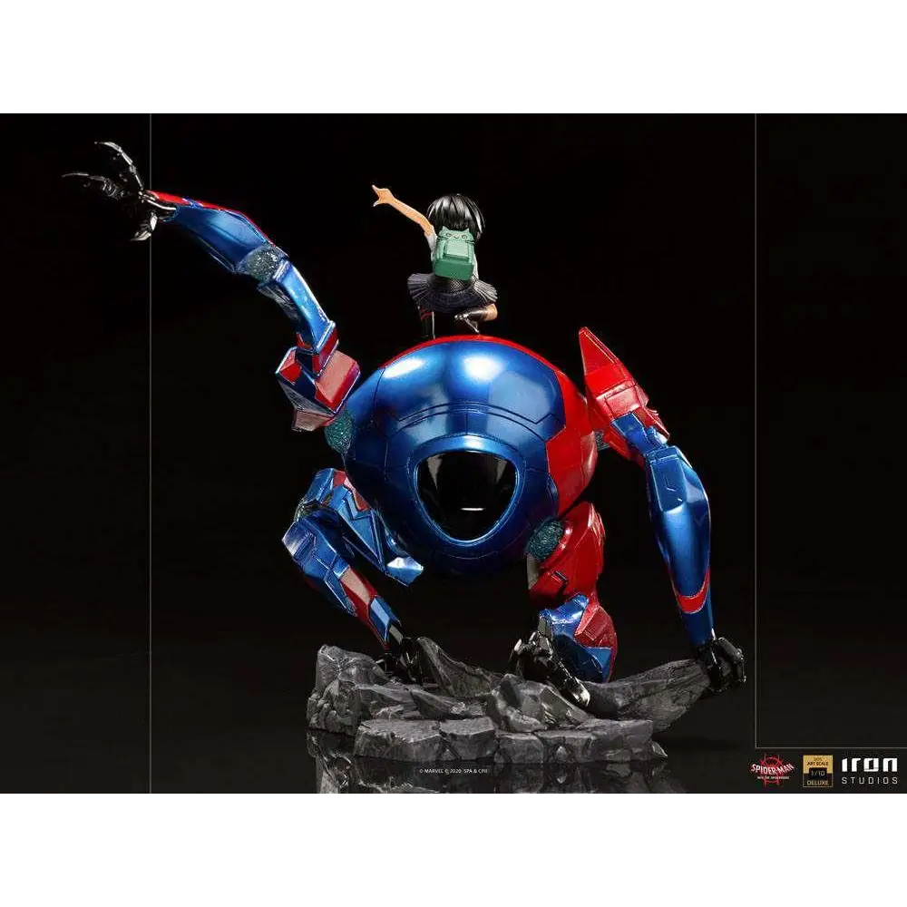 Blå och röd pansrad spindelliknande robot med barnfigur på ryggen i Spiderverse Peni Parker + SP//dr-staty