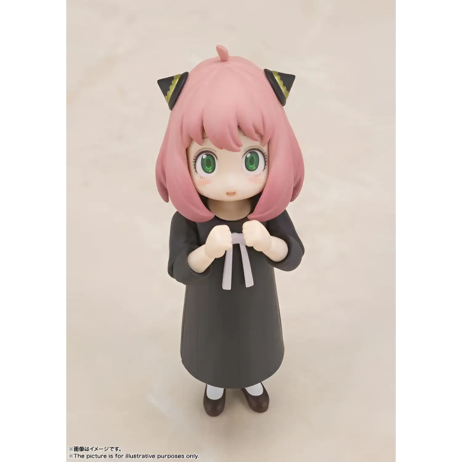 Anya Forger S.H.Figuarts-figur med rosa hår, gröna ögon och svarta kattöron