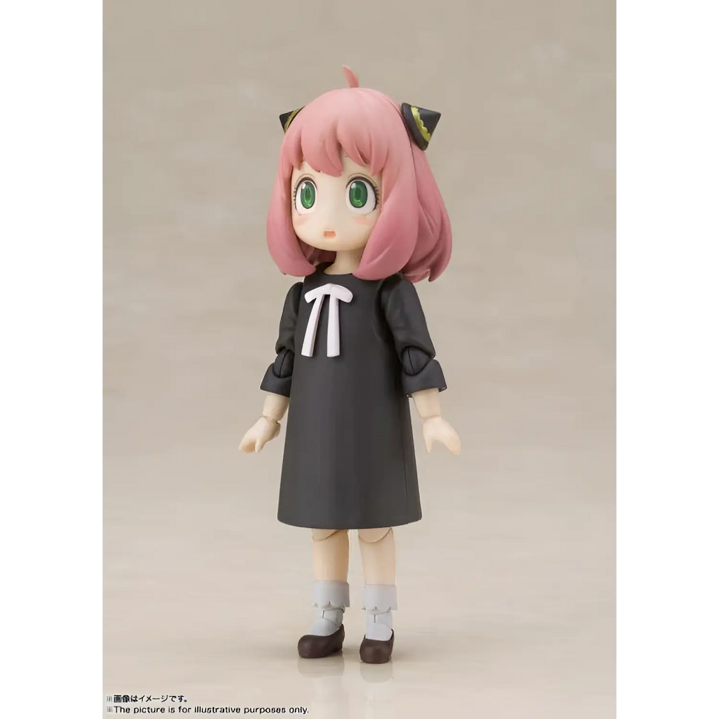 Anya Forger S.H.Figuarts figurin med rosa hår, gröna ögon, svart klänning, vit rosett och kattöron