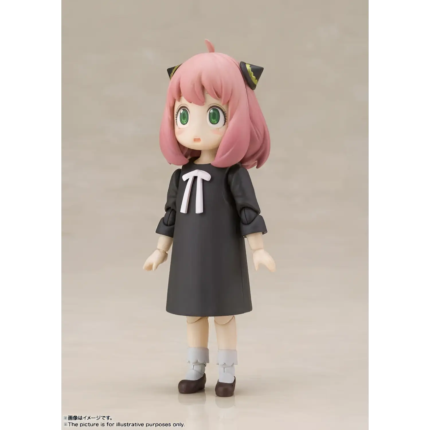 Anya Forger S.H.Figuarts figurin med rosa hår, gröna ögon, svart klänning, vit rosett och kattöron