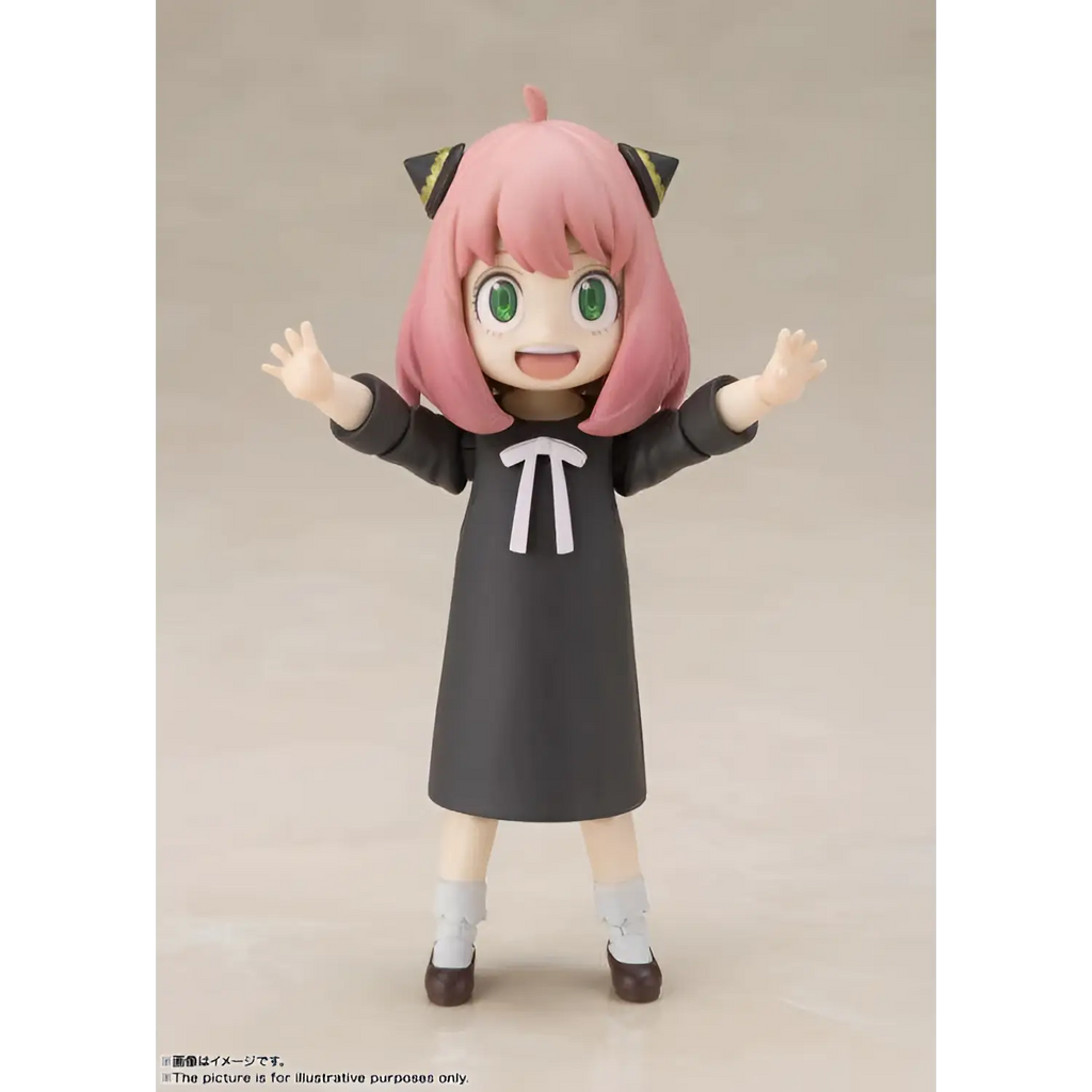 Anya Forger S.H.Figuarts-figur med rosa hår, gröna ögon, svart klänning och kattöron
