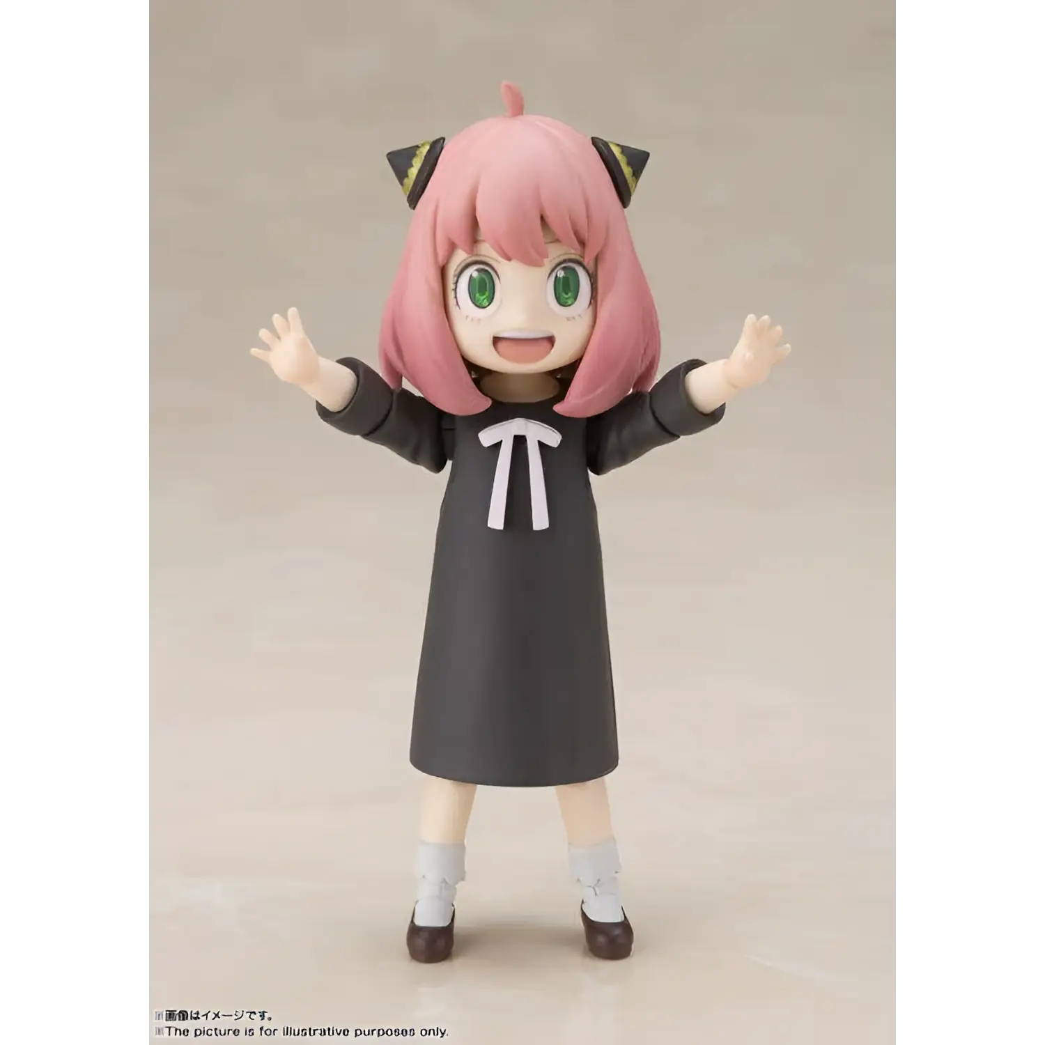 Anya Forger S.H.Figuarts-figur med rosa hår, gröna ögon, svart klänning och kattöron