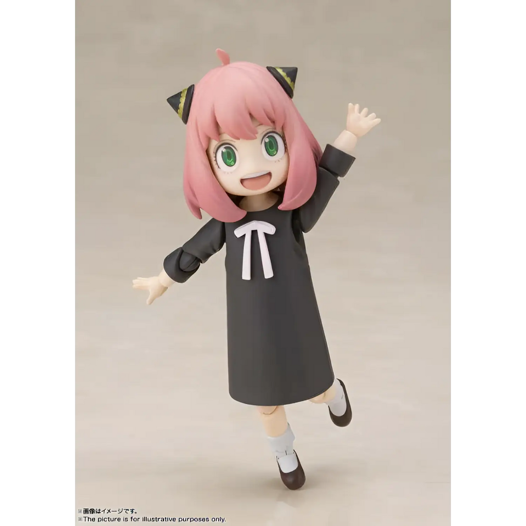 Anya Forger S.H.Figuarts figur med rosa hår, gröna ögon och svart klänning
