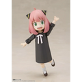 Anya Forger S.H.Figuarts figur med rosa hår, gröna ögon och svart klänning