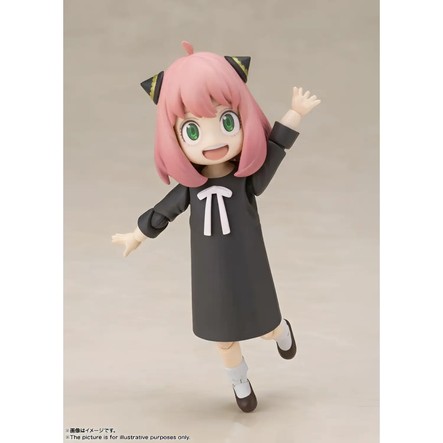 Anya Forger S.H.Figuarts figur med rosa hår, gröna ögon och svart klänning