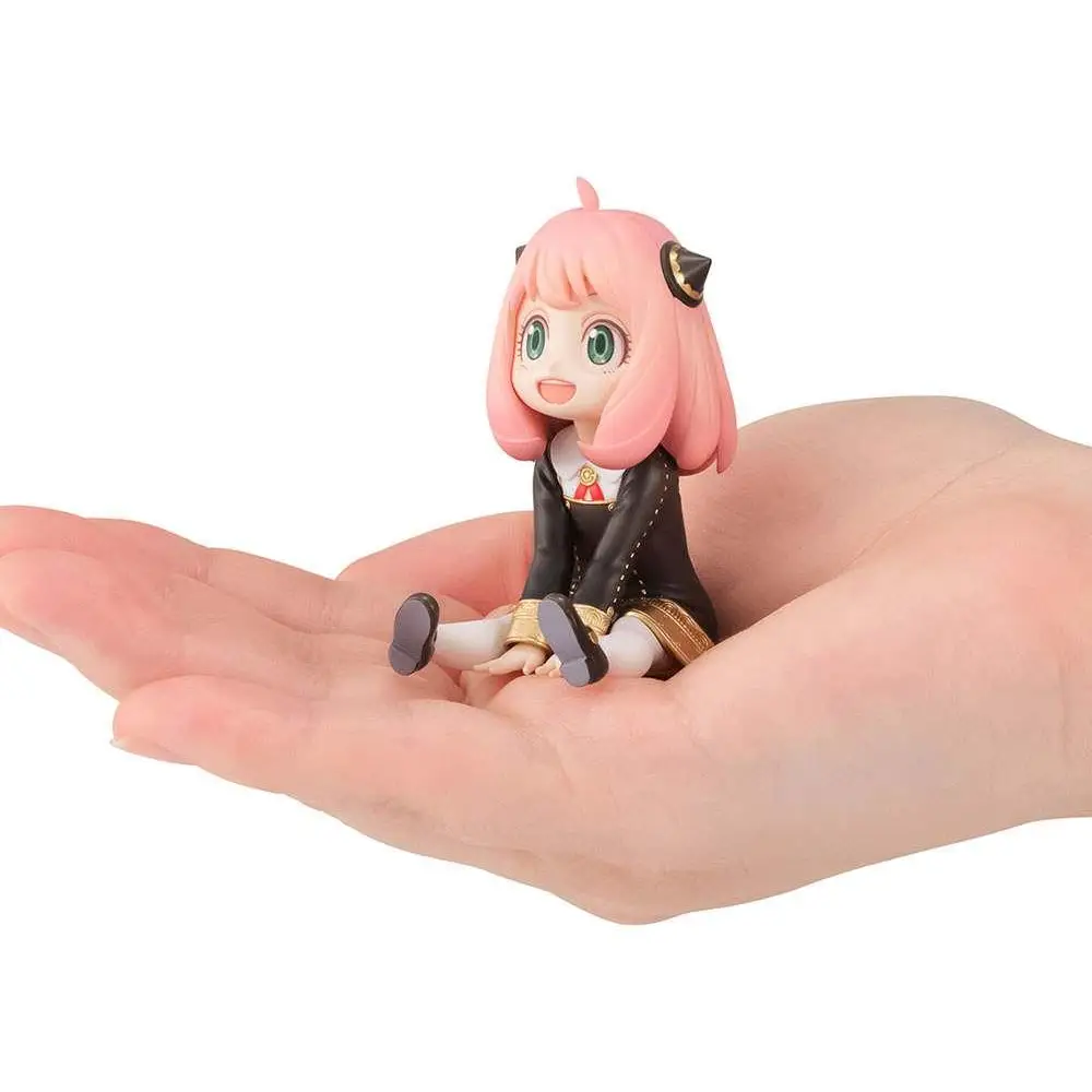 Rosa hårig Anya från Spy x Family i fickstorlek, grönögd figurin i svart jacka och guldskirt