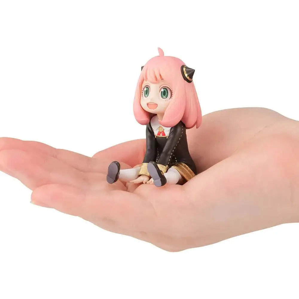 Rosa hårig animefigur av Anya från Spy x Family, med gröna ögon, svart jacka och guldtrimmad kjol