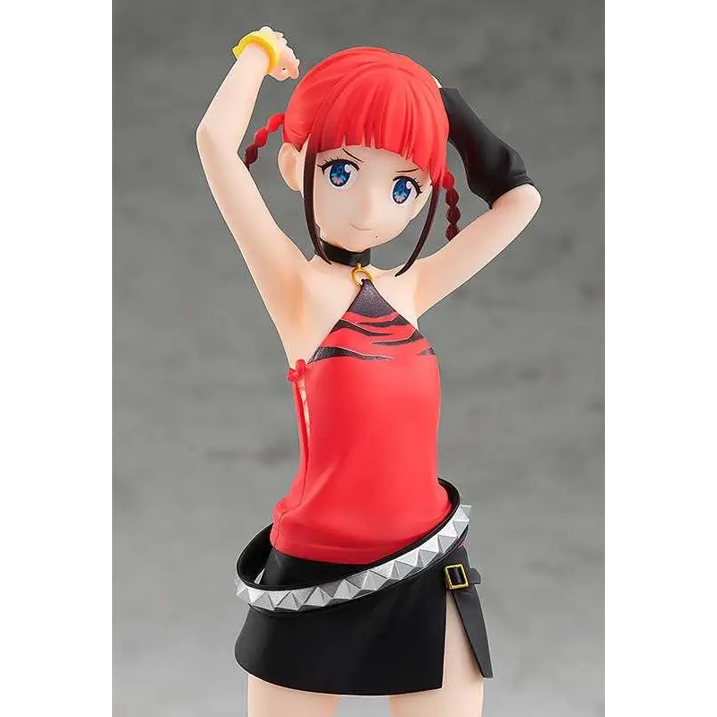 Rödhårig animefigur av Chise Asukagawa från SSS.Dynazenon med blå ögon, röd haltertopp och svart kjol med silverpiggbälte