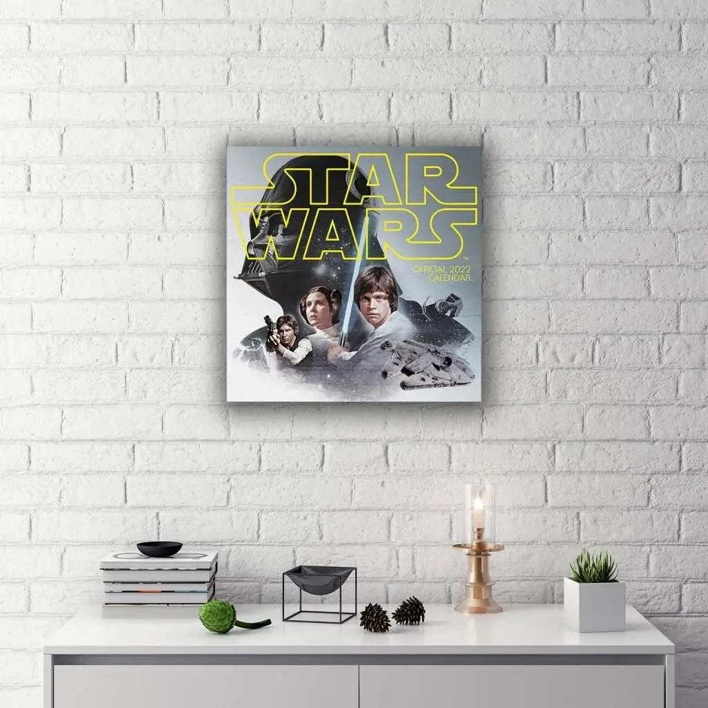 Star Wars 2023-kalender med ikoniska karaktärer och Millennium Falcon i svartvit design med gul text