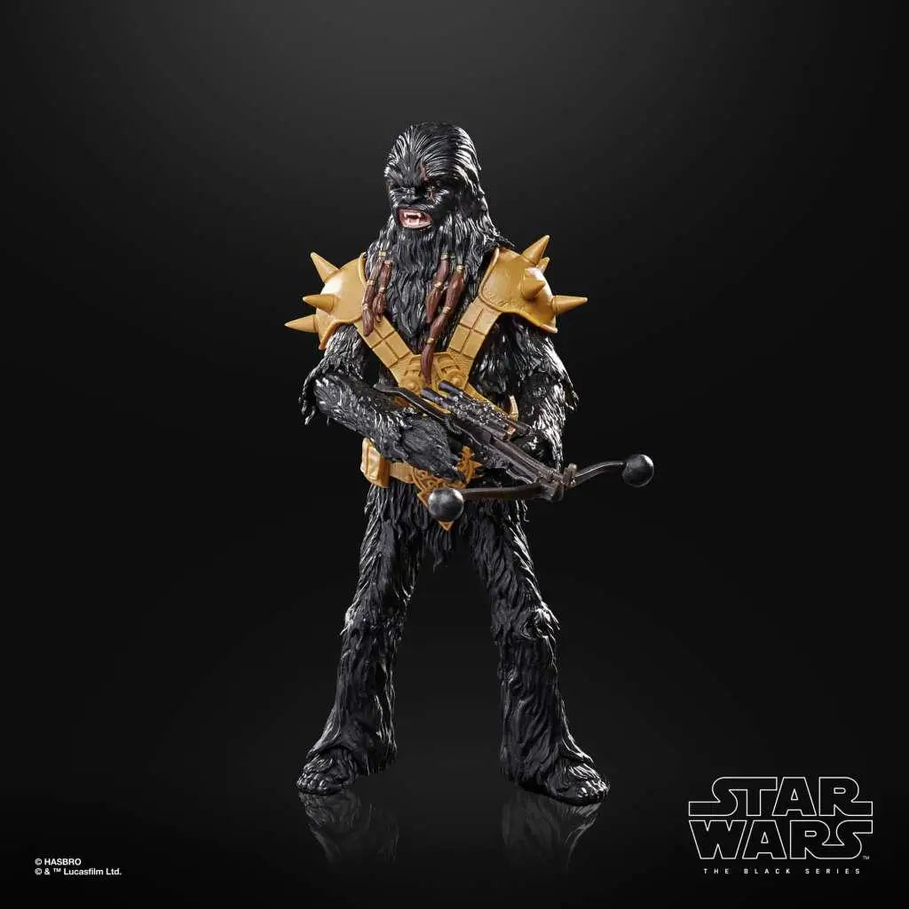 Svart pälsad Chewbacca-actionfigur från Star Wars The Black Series med guldspikad väst och blastergevärsdel från Star Wars Black Krrsantan Deluxe Action Figure