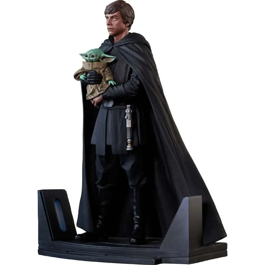 Luke Skywalker i svart mantel med Grogu-figur från Star Wars Mandalorian