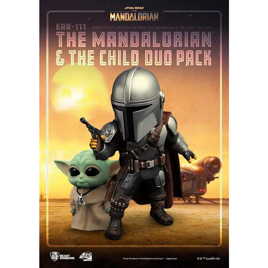 Silver och svart Mandalorian-actionfigur med hjälm och blaster bredvid grön Yoda-liknande barn i beige kläder