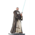Detaljerad livsstor Obi-Wan Kenobi-figur från Star Wars: A New Hope, med bruna och beigea kläder, blå lysande ljussabel
