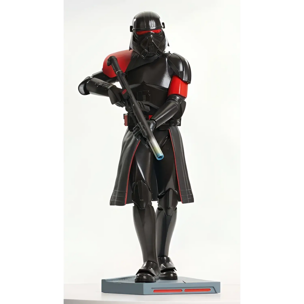 Svartröd rustad Purge Trooper-figur från Star Wars Obi-Wan Kenobi med lysande röd visir och blastergevär