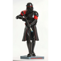Svartröd rustad Purge Trooper-figur från Star Wars Obi-Wan Kenobi med lysande röd visir och blastergevär