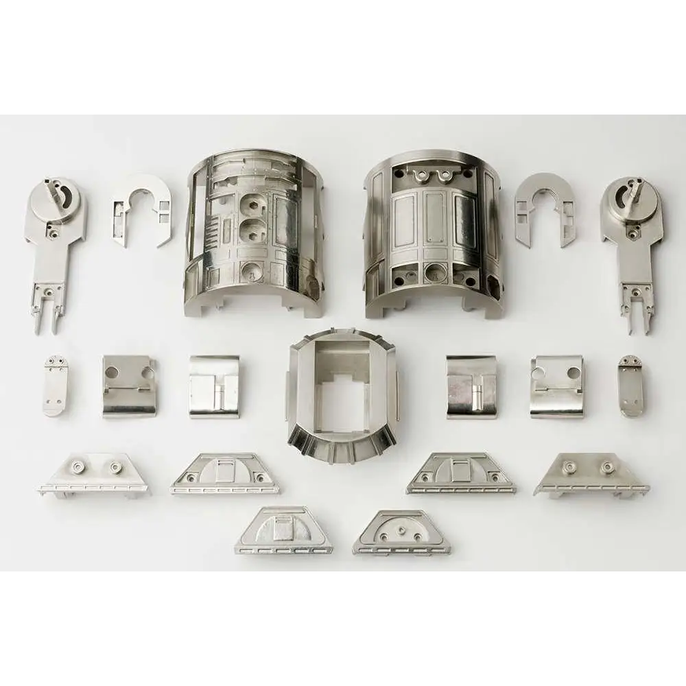Silvriga metallkomponenter med intrikata robotdetaljer från Star Wars R2-D2 Chogokin-figur