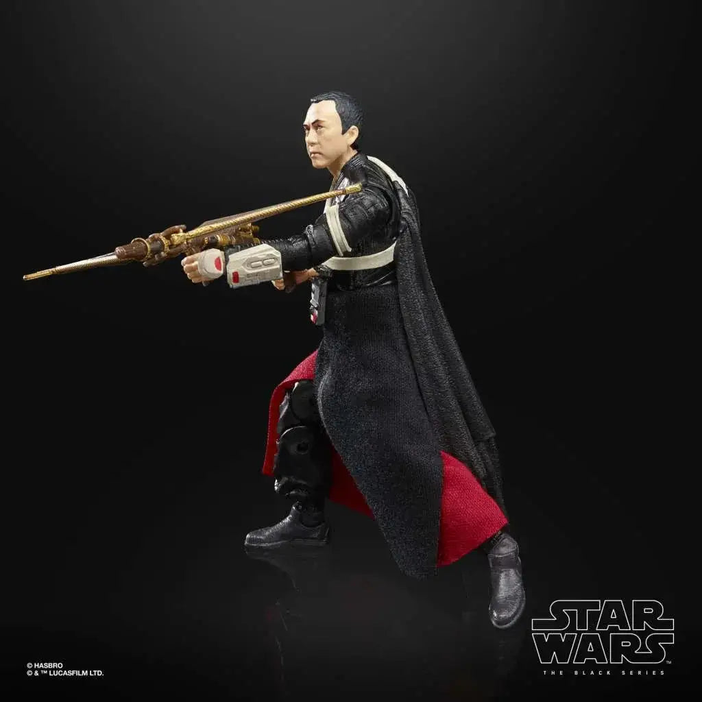 Chirrut Îmwe deluxe actionfigur i svart och rött, dynamisk pose med gyllene vapen