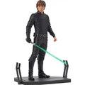 Svart läderliknande figur av Luke Skywalker i imperieuniform med grönt ljusvärja från Star Wars ROTJ Milestones-statyn