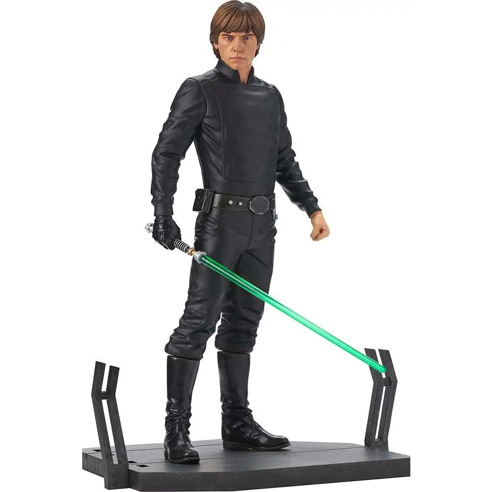 Svart läderliknande figur av Luke Skywalker i imperieuniform med grönt ljusvärja från Star Wars ROTJ Milestones-statyn