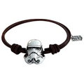 Snygg silverpläterad Stormtrooper-hjälmcharm på brun läderarmband med Star Wars-tag