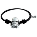 Silvrig stormtrooperhjälm-charm på svart elastiskt armband med Star Wars-etikett
