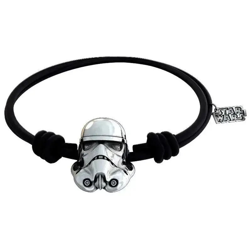 Silvrig stormtrooperhjälm-charm på svart elastiskt armband med Star Wars-etikett
