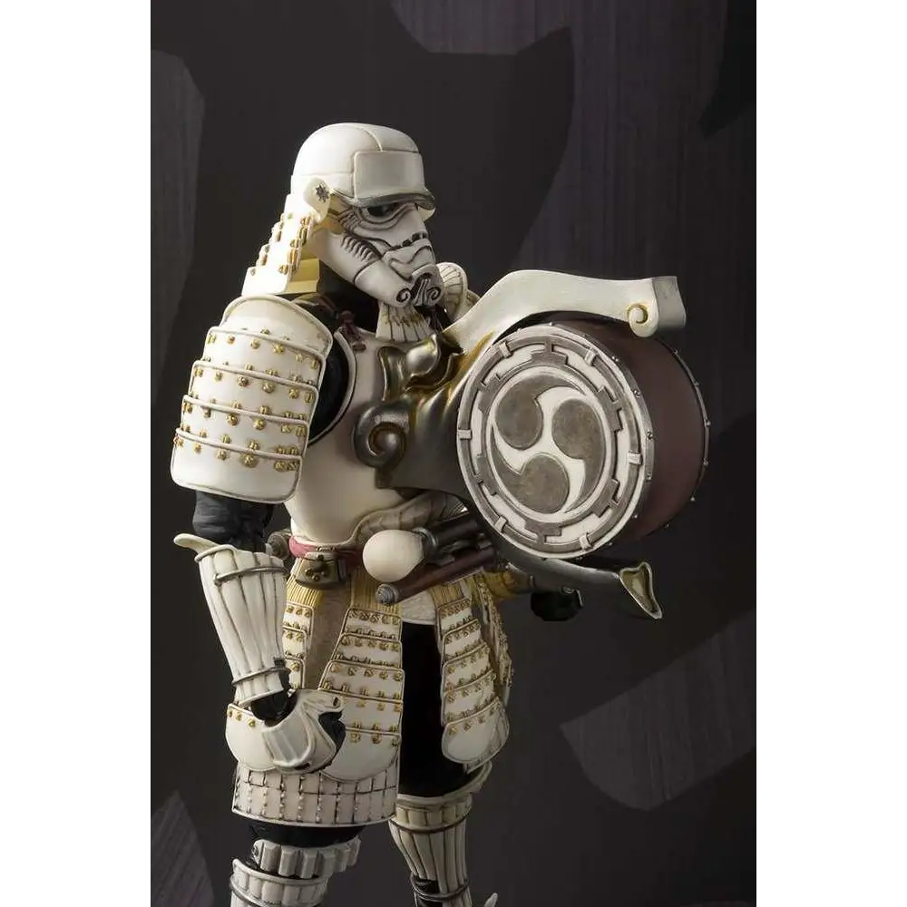 Vit Stormtrooper i vit och guld samurai-rustning med trumma och treuddigt emblem