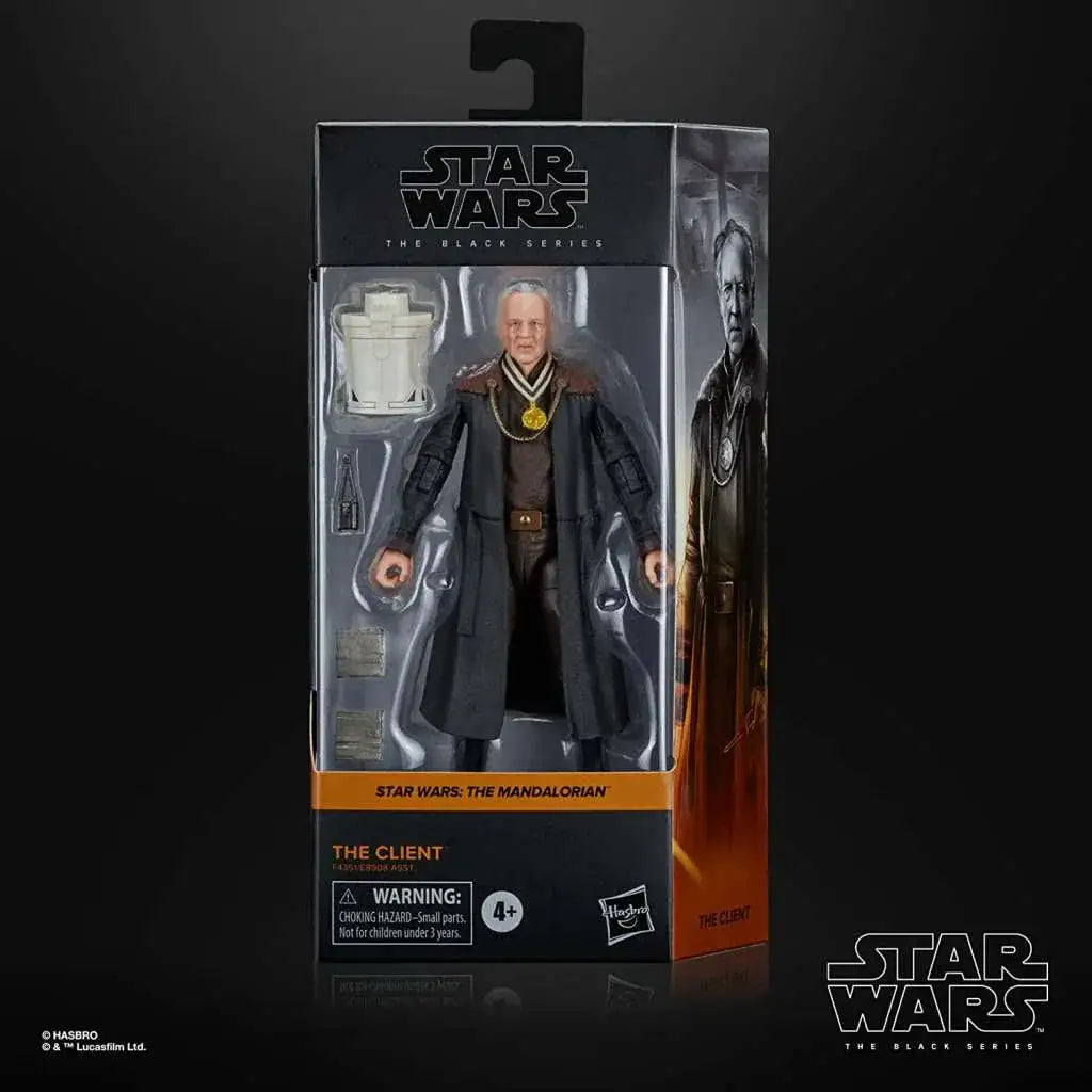 Svart och brun rustad figur i lång mantel med guldmedalj, The Client från Star Wars: The Mandalorian, 6-tums actionfigur