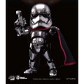 Kapten Phasmas silver-svarta stormtrooper-figur med röd mantel och blaster