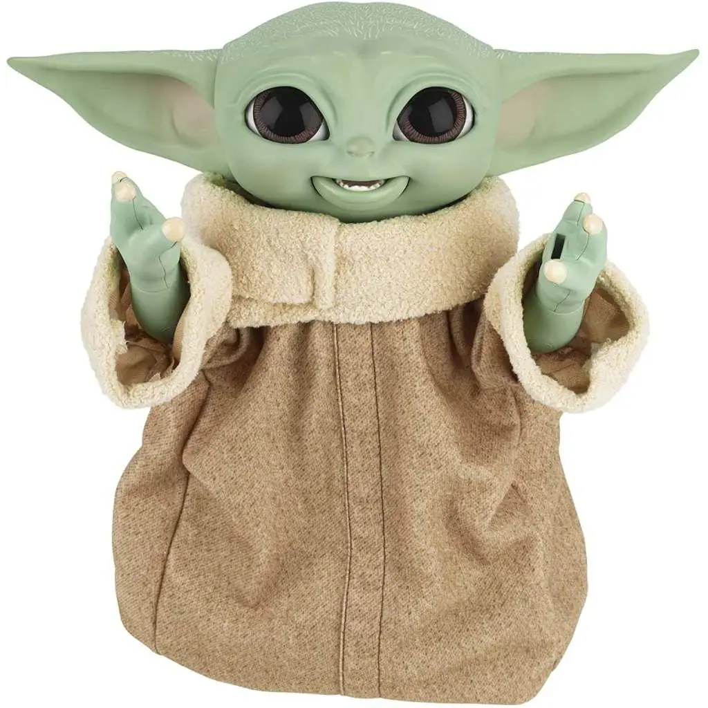 Grön Grogu animatronisk figur med stora öron, uttrycksfulla ögon och brun texturerad mantel med fluffig vit kant