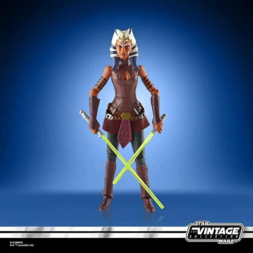 Begränsad utgåva Star Wars Vintage Ahsoka Tano actionfigur i brun och lila rustning med korsade gröna ljussablar