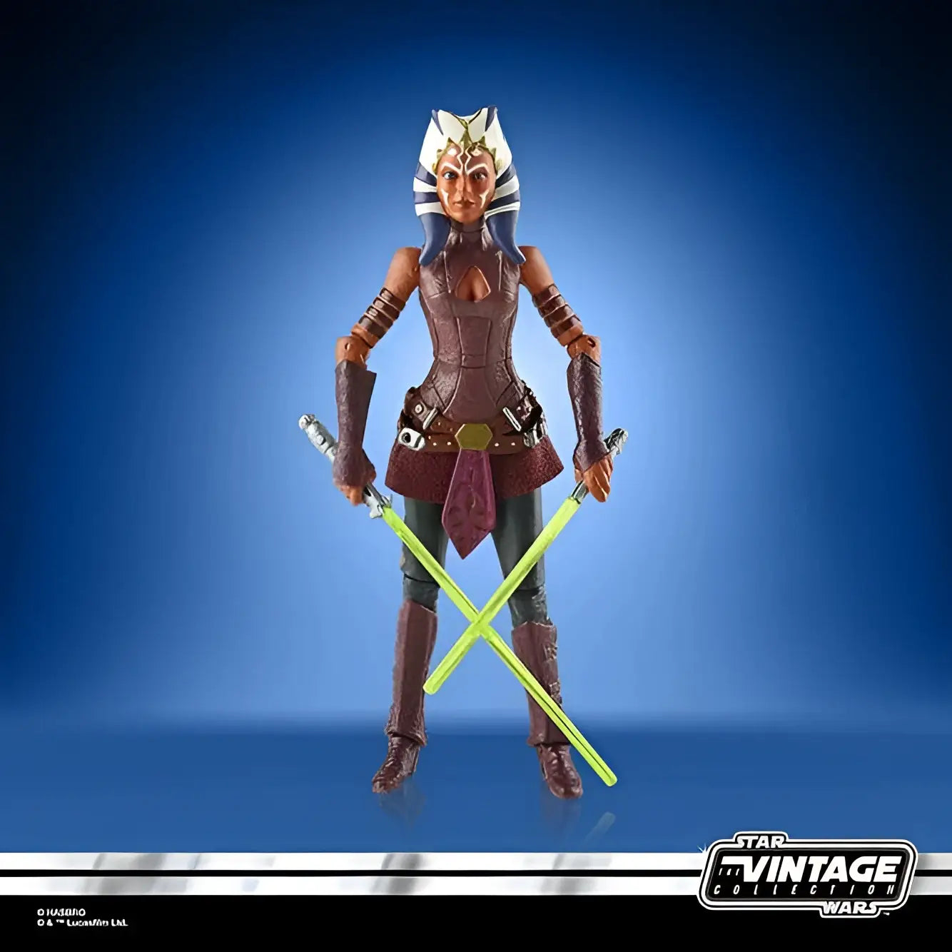 Begränsad utgåva Star Wars Vintage Ahsoka Tano actionfigur i brun och lila rustning med korsade gröna ljussablar