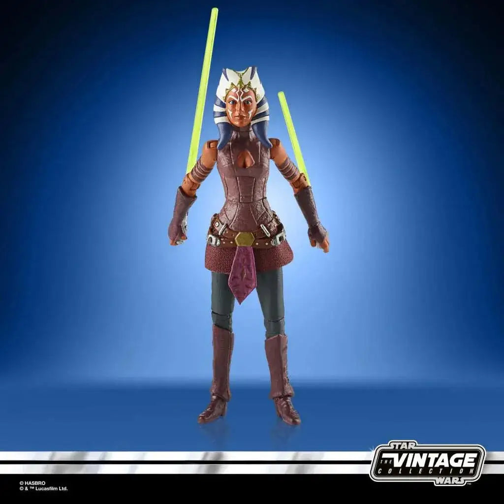 Vintage Ahsoka Tano actionfigur med blå-bruna färger och gröna lightsabrar