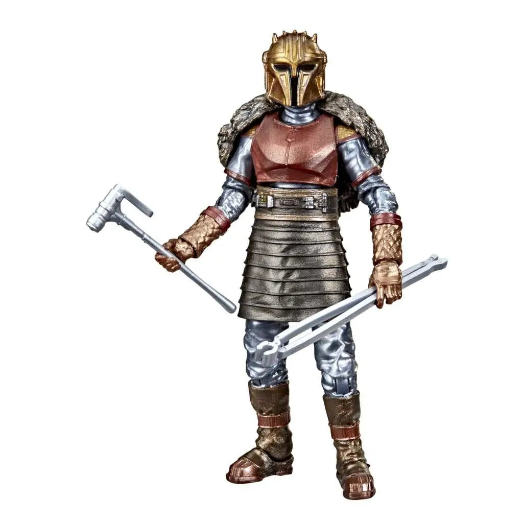 Gyllenhäntad Mandalorian-actionfigur i silver- och bronsrustning med pelsfodrad mantel, håller två vapen