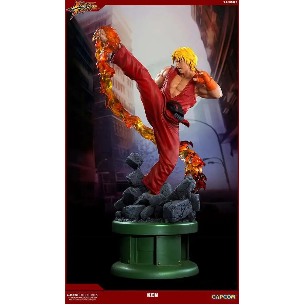 Röd och orange flammor på 1/4-statyn av Ken från Street Fighter, midspark på grön bas