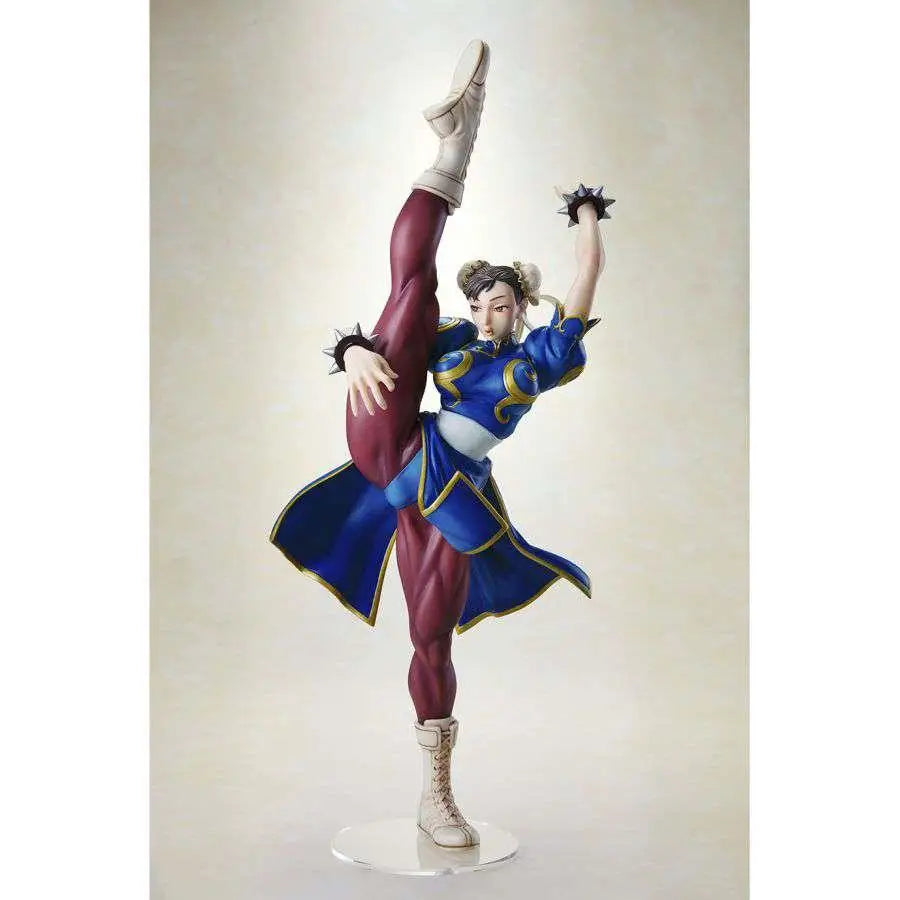 Detaljerad Street Fighter Chun-Li kapfigur i ikonisk sparkpose