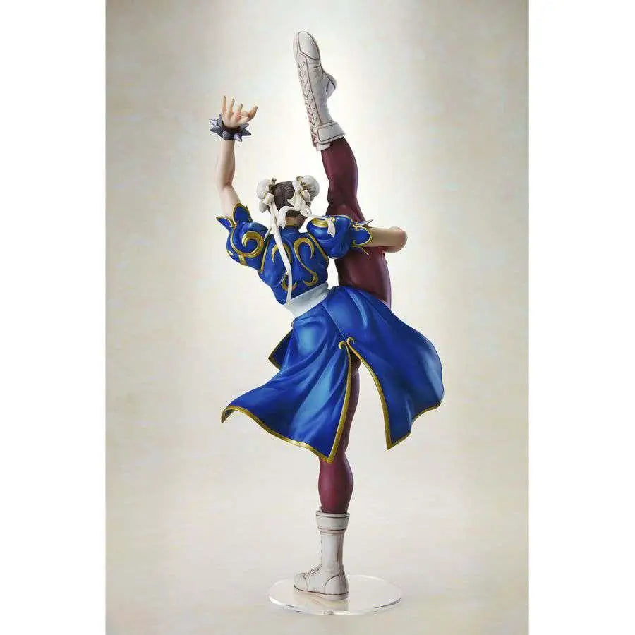 Detaljerad Chun-Li-figur från Street Fighter i sparkpose med blå-guld dräkt