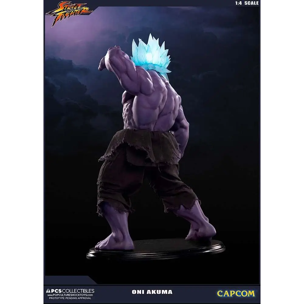 Lila muskulös Oni Akuma-figur med blå lysande spikigt hår och trasiga mörka byxor, 1:4 skala Street Fighter-staty