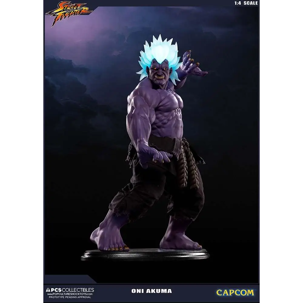 Lila hudig oni akuma-staty med glödande blå taggigt hår och detaljerade muskler på metallbas