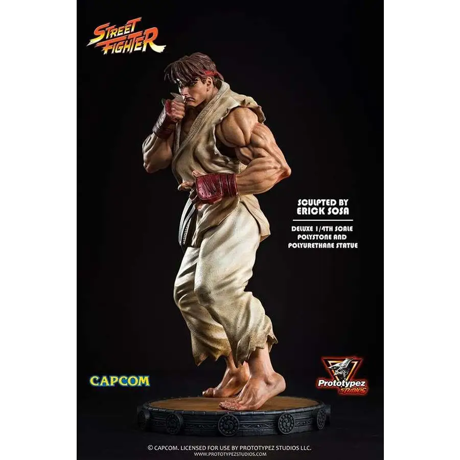 Muscular Ryu i beige gi i dynamisk fighterställning, Street Fighter 1/4-statue