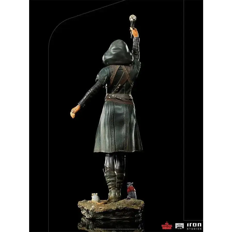 Iron Studios Suicide Squad Ratcatcher 1/10-statue i mörkgrön läderdräkt med brunremmar och stövlar, håller silvertoppad stav