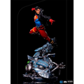 Superman i dynamisk pose på robotvrak, Superboy Deluxe-statyn