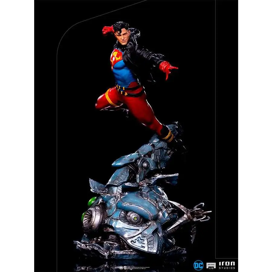 Superman i dynamisk pose på robotvrak, Superboy Deluxe-statyn
