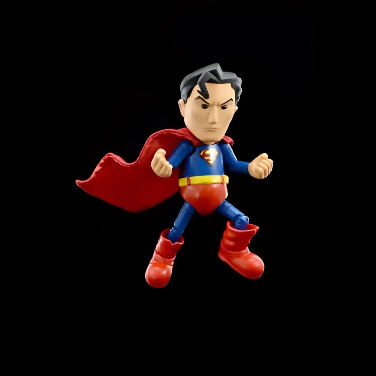 Styliserad Superman hybrid metal actionfigur med blå dräkt, röd mantel och S-emblem